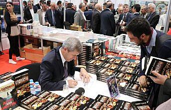 Vali Ahmet Çınar fuarda kitaplarını imzaladı