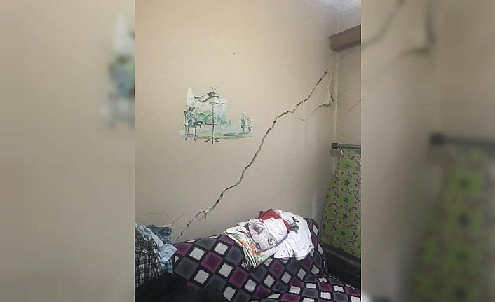 Zonguldak'ta duvarlarında çatlaklar oluşan 2 bina boşaltıldı