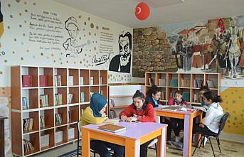 Sosyal medya yardımıyla köy okuluna kütüphane kurdu