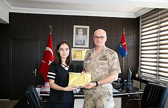 İl Jandarma Komutanı Albay Arıkan'dan başaralı öğrenciye tablet