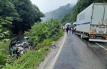 Rize'de minibüs ile kamyon çarpıştı: 4 yaralı
