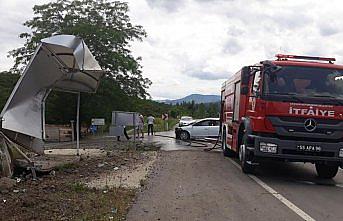 Samsun'da otomobil otobüs durağına çarptı: 5 yaralı