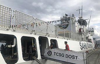 Gemi ve askeri denizaltı ziyarete açıldı