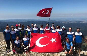 Milli kayakçılar Zafer Bayramı'nı Ilgaz'ın zirvesinde kutladı
