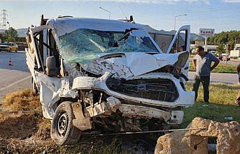 Amasya'da özel halk otobüsü ile kamyonet çarpıştı: 5 yaralı