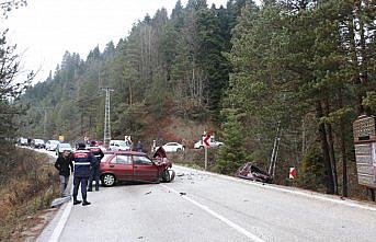 Abant yolunda hafif ticari araçla otomobil çarpıştı: 1 ölü, 2 yaralı