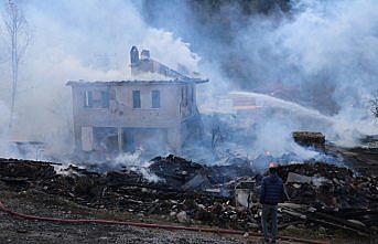 Bolu'da bir köyde 4 ev, 6 samanlık, bir ahır yandı