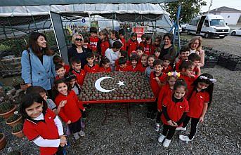 İlkokul öğrencilerinden kaktüslerden Türk bayrağı