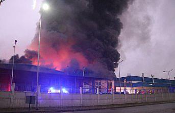 GÜNCELLEME - Düzce'de fabrikada çıkan yangın söndürülmeye çalışılıyor