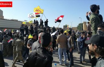 Iraklı protestocular ABD'nin Bağdat Büyükelçiliği binasını basarak içeri girdi