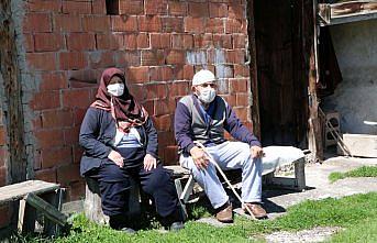 Bolu'da koronavirüsü yenen yaşlı çift yaşadıklarını anlattı
