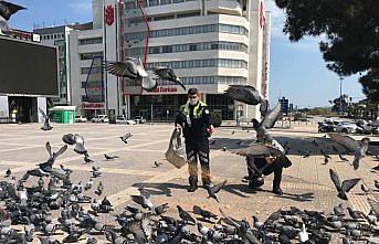 Samsun'da aç kalan kuşlara trafik polisleri yem verdi