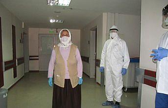 Tokat'ta koronavirüs tedavisi biten 73 yaşındaki hasta alkışlarla taburcu edildi