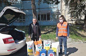 Trabzon'da hayvanlar için sokaklara 5 bin kilogram mama bırakıldı