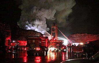Kastamonu'da ağaç işleri yapan bir fabrikanın odun deposunda yangın çıktı
