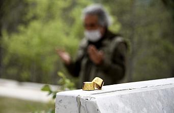 Kastamonu'da yerel gazeteci şehit mezarlarına bayram şekeri bıraktı