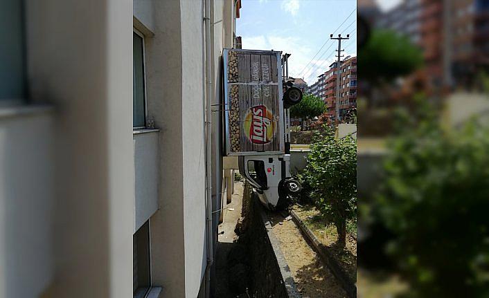 Zonguldak'ta apartman boşluğuna düşen kamyonetin sürücüsü yaralandı