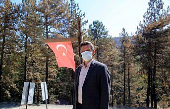 Orman yangını bölgesinde yanmadan bulunan Türk bayrağını gençler yerine dikti