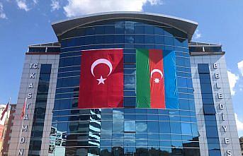 Kastamonu'da belediye binasına Türk ve Azerbaycan bayrakları asıldı