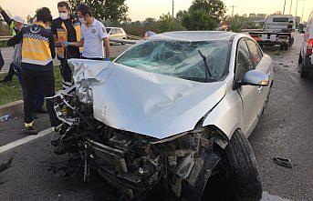 Samsun'da otomobil aydınlatma direğine çarptı: 3 yaralı