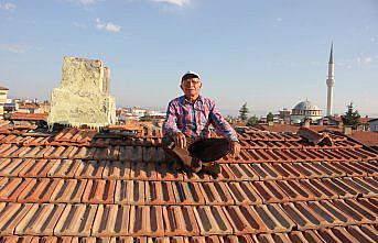 74 yaşındaki Musa Başaran 57 yıldır çatı tamiriyle uğraşıyor