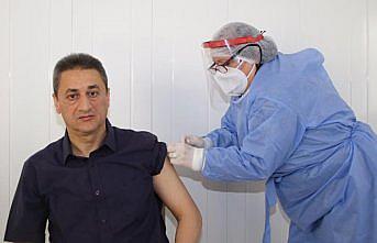 Sinop Valisi Karaömeroğlu Kovid-19 aşısının ilk dozunu yaptırdı