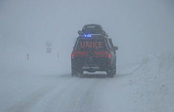 Zonguldak'ta ekipler yolu kardan kapanan mahalledeki hasta için seferber oldu