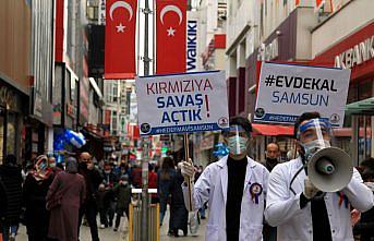 “Çok yüksek riskli“ Samsun'da tıp öğrencileri, pankartlarla vatandaşlara Kovid-19 uyarısı yaptı