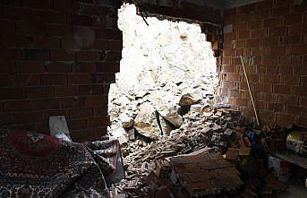 Gümüşhane'de yamaçtan kopan kayalar iki katlı evde hasara neden oldu