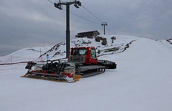 Makine operatörü Ilgaz Dağı'ndaki pisti sezon boyunca kayakseverler için hazırlıyor