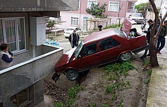 Sinop'ta park halindeyken hareket eden otomobil bir evin balkonuna çarptı