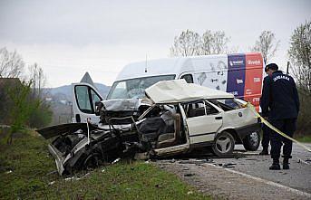 Bartın'da minibüs ile otomobil çarpıştı: 1 ölü, 1 yaralı