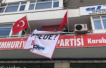 CHP Karabük İl Başkanlığı binasına asılan afiş indirildi