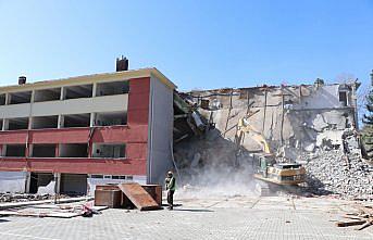 Samsun'da okul binası depreme dayanıksız olduğu için yıkıldı