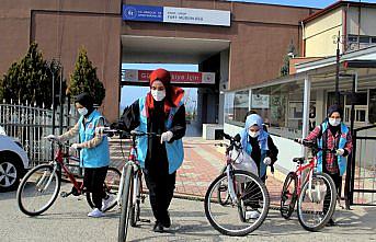Sinop'ta gönüllü öğrenciler bisikletleriyle evlere iyilik taşıyor
