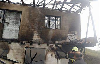 Amasya'da yıldırım isabet eden bağ evinde yangın çıktı