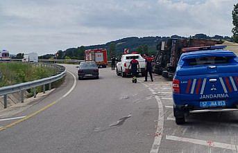 Sinop'ta devrilen kamyonun sürücüsü yaralandı