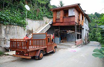 Rizeli marangozun ahşap kaplayarak kamyonete çevirdiği 1988 model otomobili ilgi görüyor