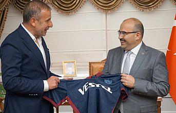 Trabzonspor Teknik Direktörü Avcı, Vali Ustaoğlu'nu ziyaret etti