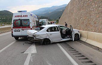 Amasya'da kamyonet ile otomobil çarpıştı: 3 ölü, 2 yaralı