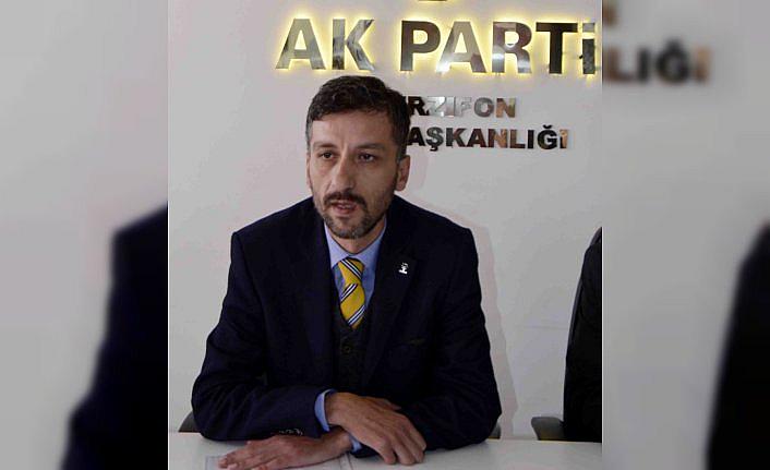AK Parti İlçe Başkanı Kuzucu'dan İstiklal Marşı'nı okutan öğretmenin kıyafeti nedeniyle eleştirilmesine tepki