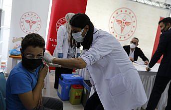 Samsun'da ortaokul öğrencilerine velilerinin onayıyla Kovid-19 aşısı yapılıyor