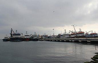 Balıkçı tekneleri hava muhalefeti nedeniyle Sinop Limanı'nda bekliyor