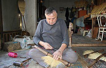 Necati usta 40 yıldır süpürge üretimiyle ekmek parasını kazanıyor