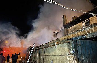 Kastamonu'da çıkan yangında 2 katlı ev ve ahır kullanılamaz hale geldi
