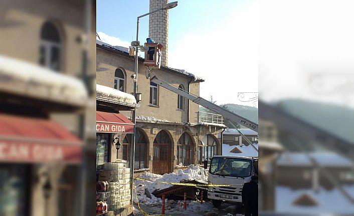 Bolu'da kar nedeniyle caminin sundurması çöktü, 5 kişi yaralandı