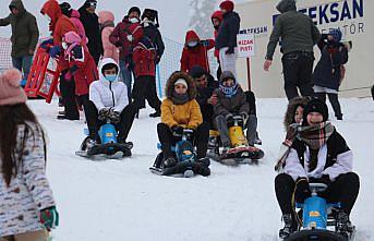 Sokaktaki karın temizlenmesini istemeyen çocuklar kayak merkezine götürüldü
