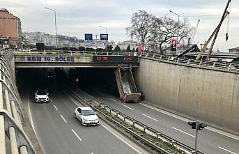 Trabzon'da kamyonun açılan damperi, dal-çık içerisinden geçerken koptu