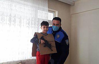 Polis olmak istediğini söyleyen çocuğun evine polislerden sürpriz ziyaret