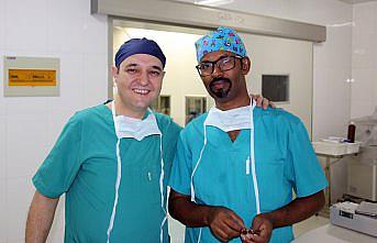Türk cerrah 17 ülkede hekimleri eğitip çocuklara şifa dağıttı